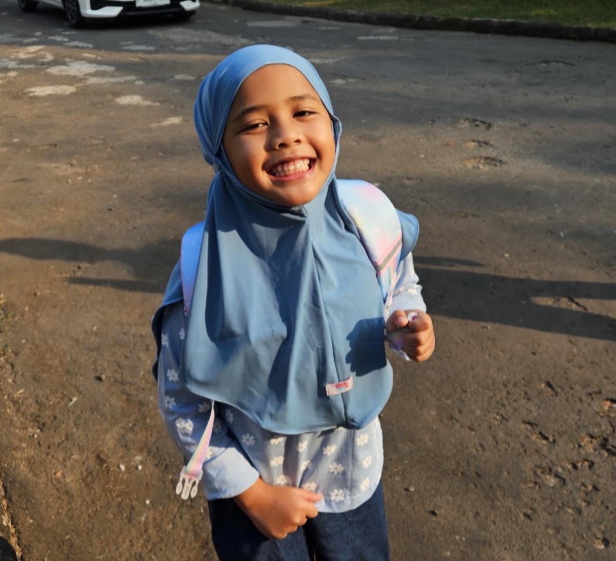 Foto Asha berangkat sekolah